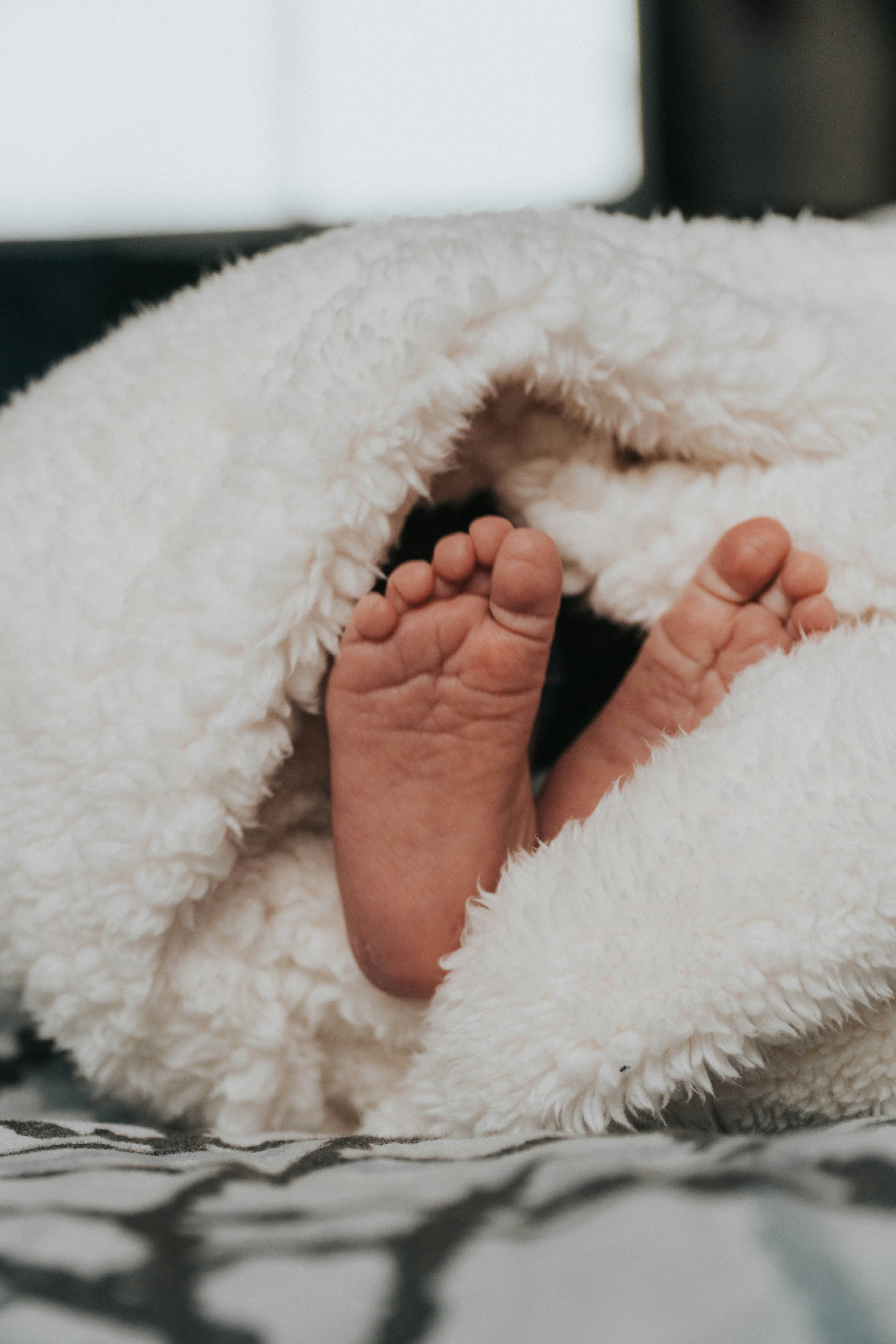 Exempel på en babybox som innehåller blöjor och babyprodukter