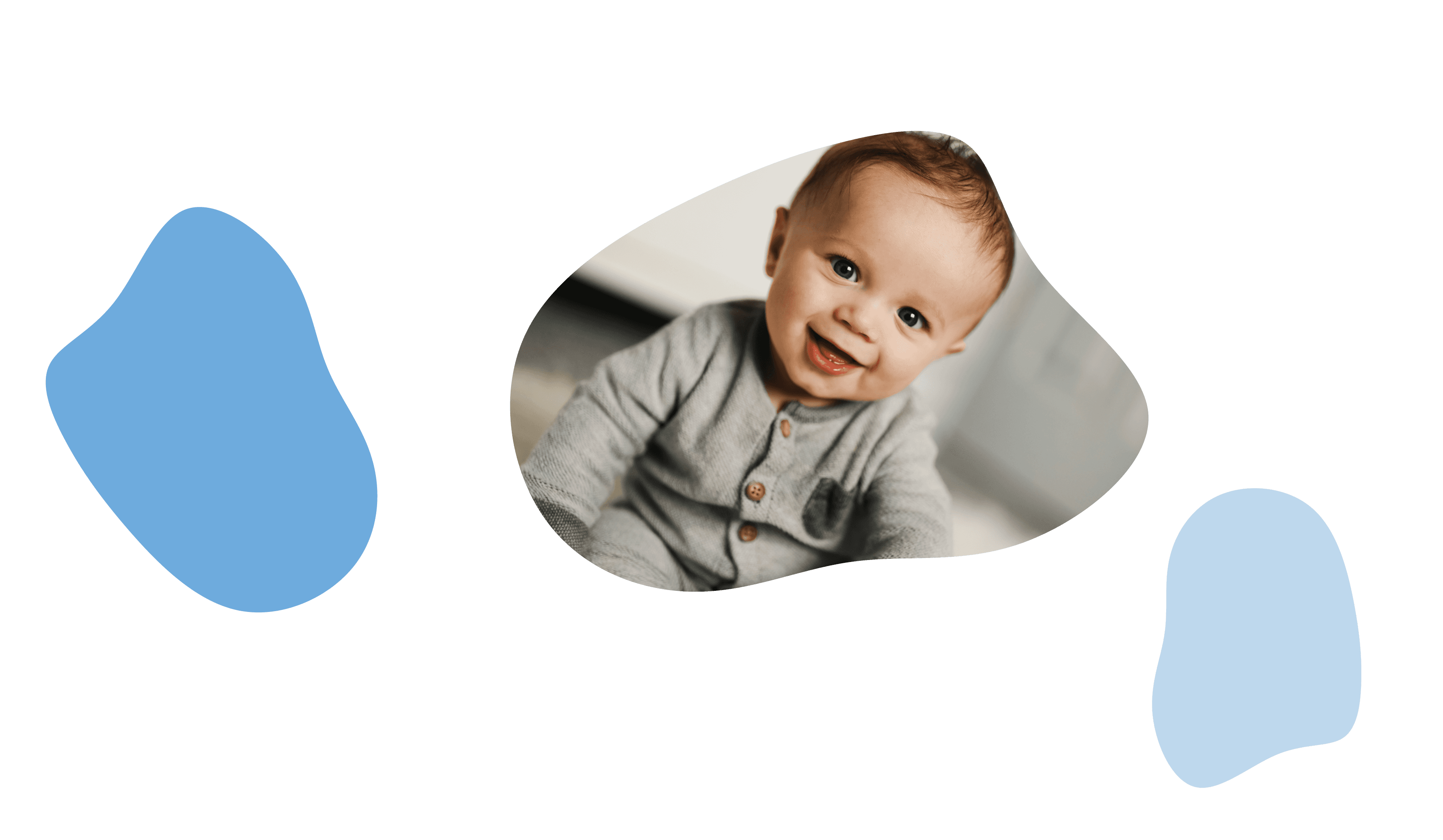 Familj som öppnar en babybox tillsammans